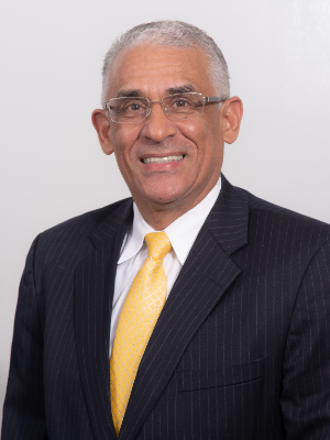 Dr. Washington Collado  